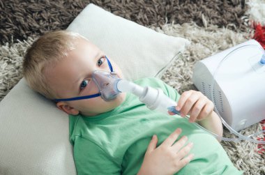 Çocuk evde Nebulizatör ile enhalasyon yapma