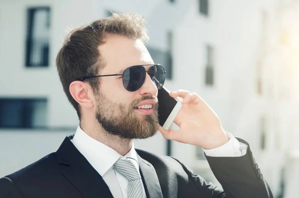 Όμορφος επιχειρηματίας μιλάει στο τηλέφωνο πόλη εξωτερική — Φωτογραφία Αρχείου