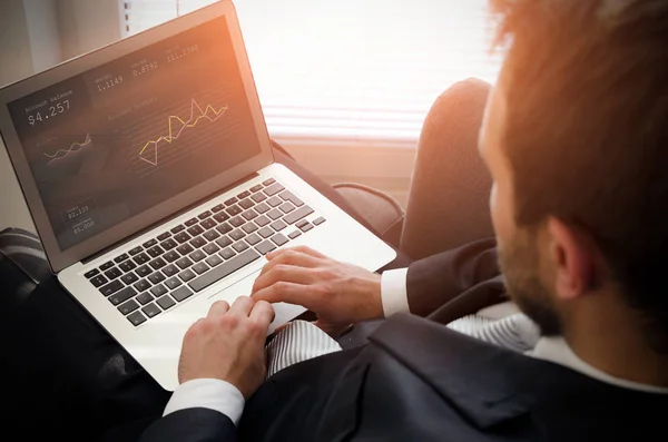 Geschäftsmann arbeitet mit Laptop — Stockfoto