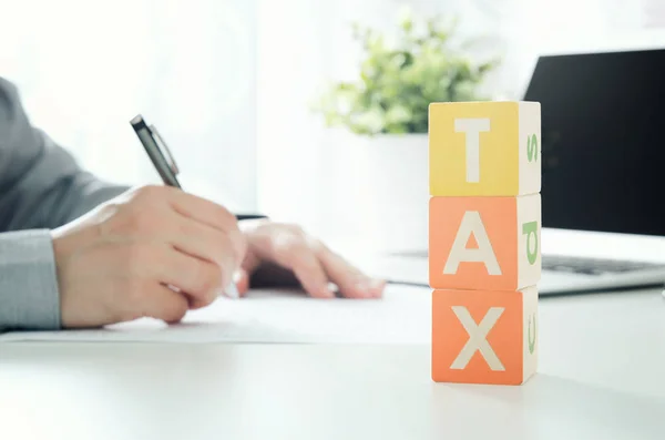 Il contabile calcola le tasse. Lavorare in ufficio — Foto Stock