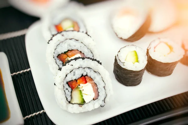 W domu sushi na talerzu — Zdjęcie stockowe