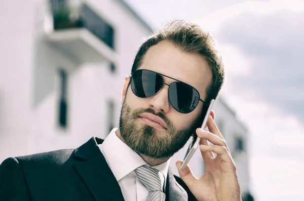 Hombre de negocios guapo hablando por teléfono ciudad al aire libre —  Fotos de Stock