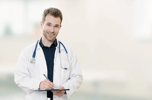 Dottore con clip su sfondo sfocato . — Foto Stock
