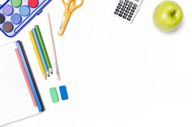 Beyaz arka planda okul malzemeleri