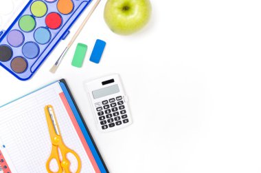 Beyaz arka planda okul malzemeleri