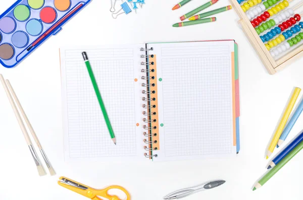 Schoolbenodigdheden op witte achtergrond — Stockfoto