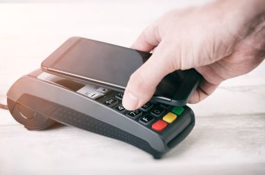 Akıllı telefon ile mobil ödeme. 