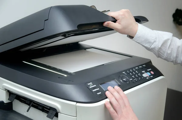 Uomo che utilizza il dispositivo scanner in ufficio — Foto Stock