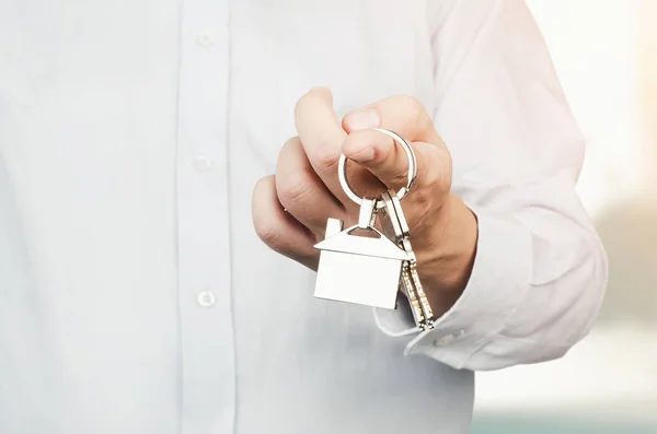 Realitní agent drží klíče do nového domu — Stock fotografie
