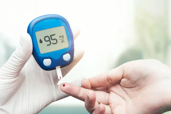 Médico haciendo prueba de azúcar en sangre . — Foto de Stock