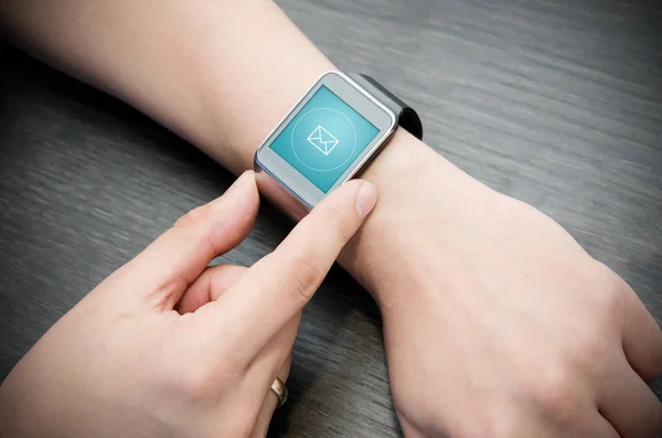 Incoming message notification on smart watch connected to smart — Stock Photo, Image