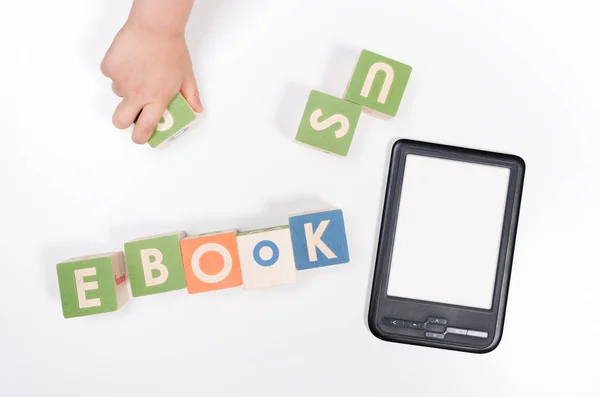 Concepto de bloques de e-book lector dispositivo y juguete — Foto de Stock