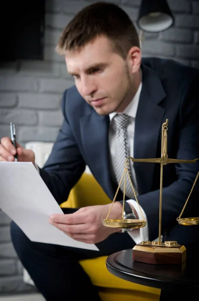 Gewichtsskala der Gerechtigkeit, Anwalt im Hintergrund — Stockfoto