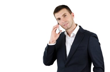 Beyaz arka plan üzerinde akıllı telefon kullanan adam