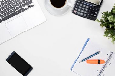 Ofis resepsiyon masası laptop, kahve fincanı ve malzemeleri ile en iyi görünümü