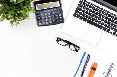 Dizüstü bilgisayar ile ofis resepsiyon masası, üstten görünüm Kırtasiye