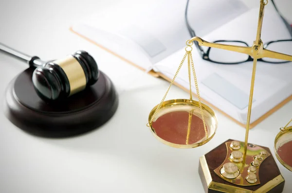 Law scale justice with gavel in background — Stock Photo, Image