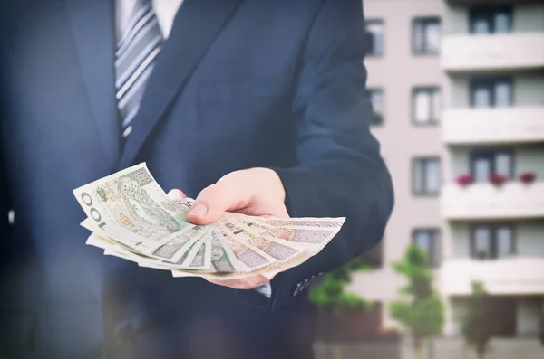 Агент з нерухомості тримає польських грошей — стокове фото