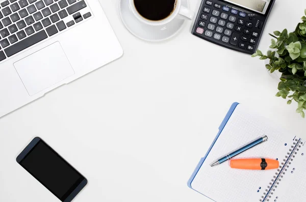 Table de bureau avec ordinateur portable, tasse à café et fournitures vue sur le dessus — Photo