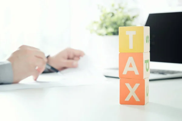 Le comptable calcule l'impôt. Travailler au bureau — Photo