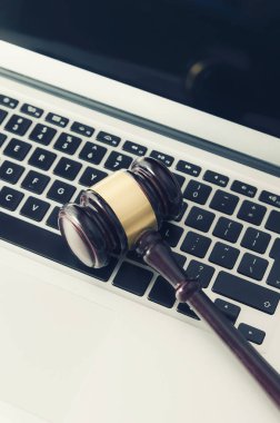Laptop klavye üzerinde tahta tokmak