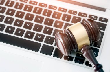 Laptop klavye üzerinde tahta tokmak