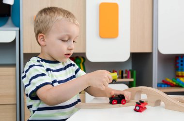 Çocuk çocuk oynamak anaokulunda ahşap tren ile