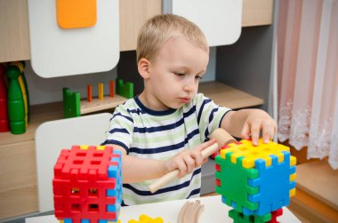 Küçük çocuk bir tabloda bloklarla oynama
