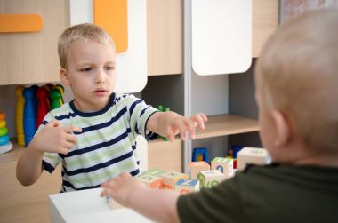 Çocuklar çocuklar oyuncak blok evde oynayın anaokulu