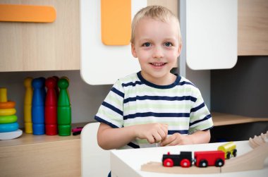 Çocuk çocuk oynamak anaokulunda ahşap tren ile