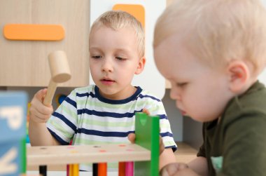 Çocuklar çocuklar oyuncak blok evde oynayın anaokulu