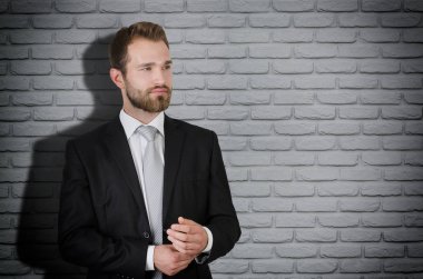 Takım elbise kopya alanı içinde yakışıklı işadamı