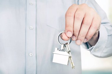 Yeni evine tuşu tutmakta emlakçı