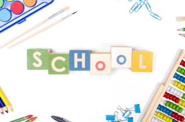 Beyaz arka planda okul malzemeleri