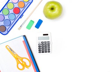 Beyaz arka planda okul malzemeleri