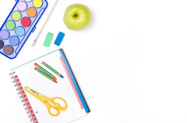 Beyaz arka planda okul malzemeleri