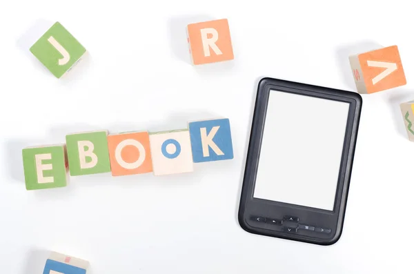 E-book reader urządzenia i zabawka bloki koncepcja — Zdjęcie stockowe