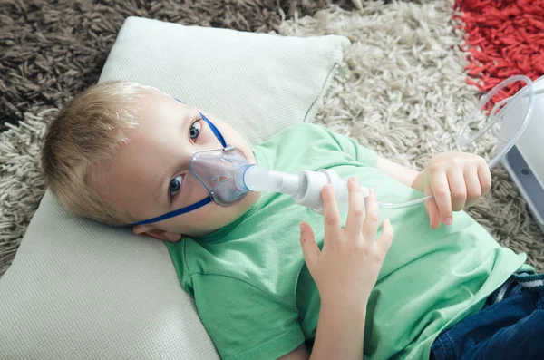 Pojke att göra inandning med nebulisatorn hemma — Stockfoto