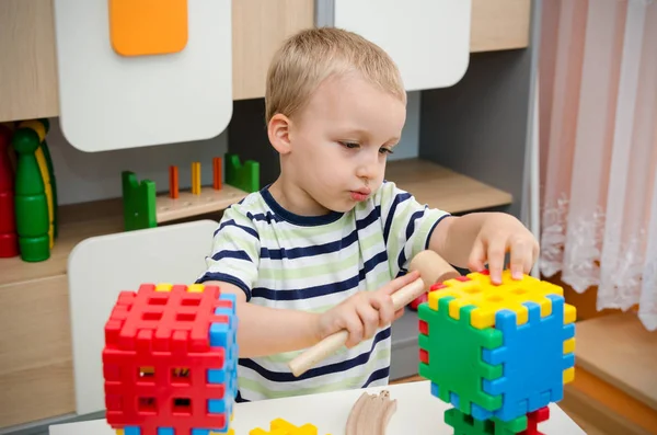 Küçük çocuk bir tabloda bloklarla oynama