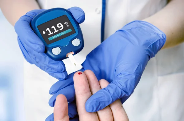 Doktor žena měření glukózy úrovni krve v nemocnici detail — Stock fotografie