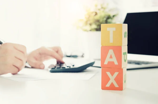 Accountant calculates tax. Working in the office with calculator — Stock Photo, Image