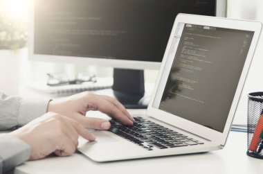 Meşgul yazılım geliştirme şirketi ofisinde çalışan programcı