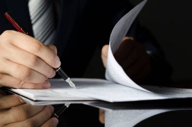 Karanlık odada dolma kalem ile sözleşme imzalama noter