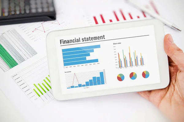 Finančního výkazu graf na tabletu — Stock fotografie