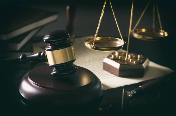 Gavel de la Cour, échelle de la justice, thème du droit — Photo
