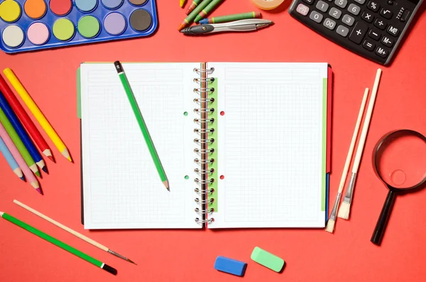 Blanko-Notizblock mit Schul- und Büropapier, roter Hintergrund — Stockfoto