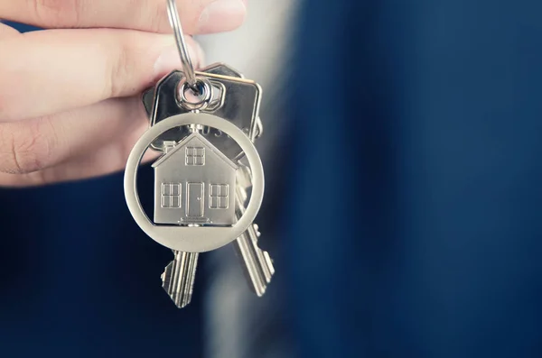 Agent nieruchomości gospodarstwa klucz nowe mieszkania z bliska — Zdjęcie stockowe