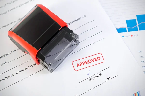 Timbre automatique sur le document contractuel. Accord approuvé — Photo