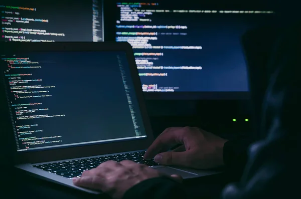 Hacker a trabalhar num código. Criminalidade na Internet — Fotografia de Stock