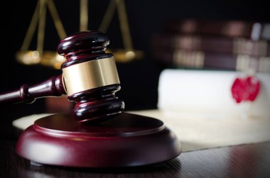 Hukuk tokmak mahkeme salonunda. Hukuk sistemi.